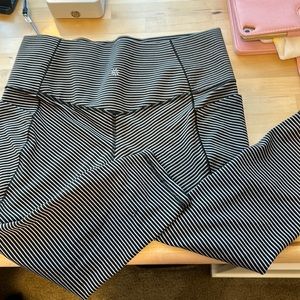 Athleta salutation stash pocket II textured leggings LP (capri like fit)